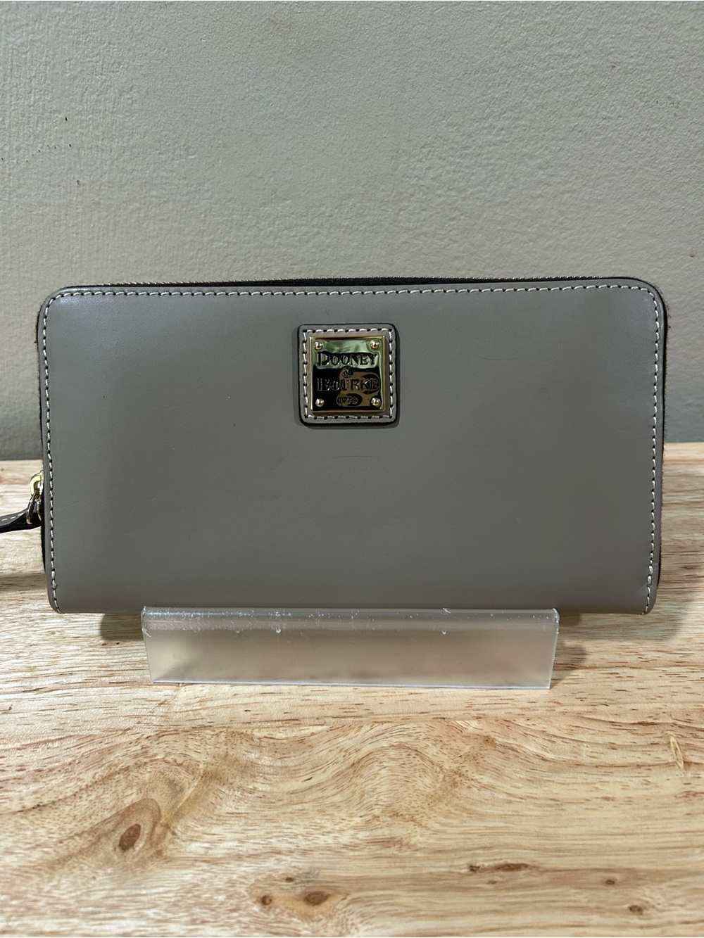 Dooney & Bourke EUC Taupe Florentine Leather Zip Wallet with Gold Plaque